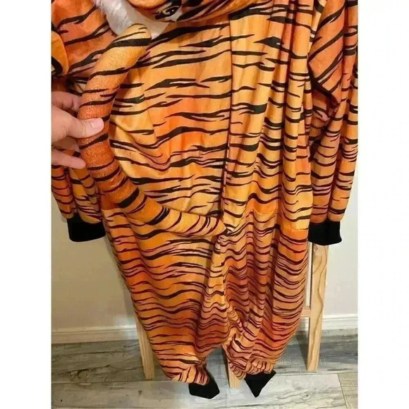 Tigger costume zip up one size adult - Picture 5 of 8